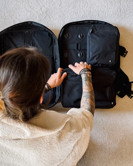NQ1 Rucksack seitlich wie ein Koffer geöffnet, eine Person packt Module ein