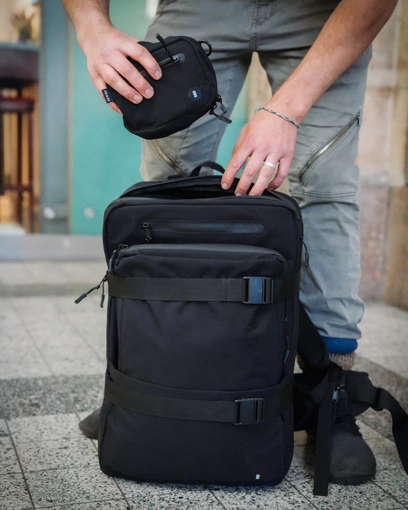 NQ1 Modularer Rucksack mit NQ1 Module Compact in urbaner Umgebung am Bahnhof