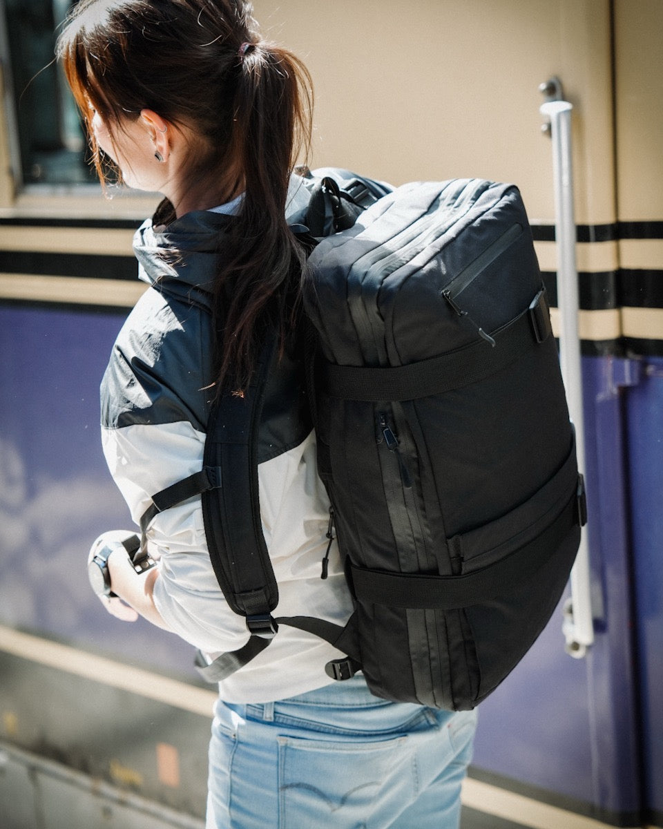NQ1 Modularer Rucksack in urbaner Umgebung Seitenansicht