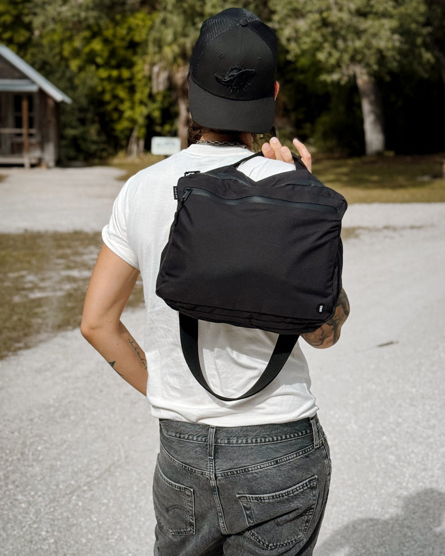 NQ1 Modularer Rucksack mit NQ1 Module Compact in urbaner Umgebung am Bahnhof