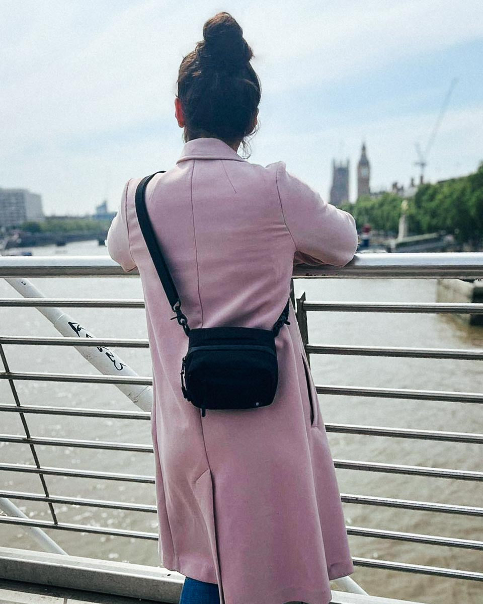 NQ1 Module Compact in London von Frau getragen als Umhängetasche