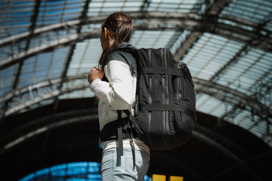 NQ1 Modularer Rucksack mit Volumen-Kit S als Alltagsrucksack und Reiserucksack mit 35 Liter Volumen in urbaner Umgebung