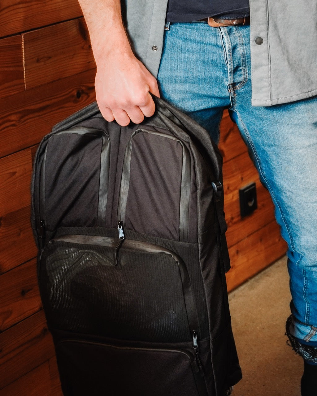 NQ1 Wardrobe in der Hand getragen