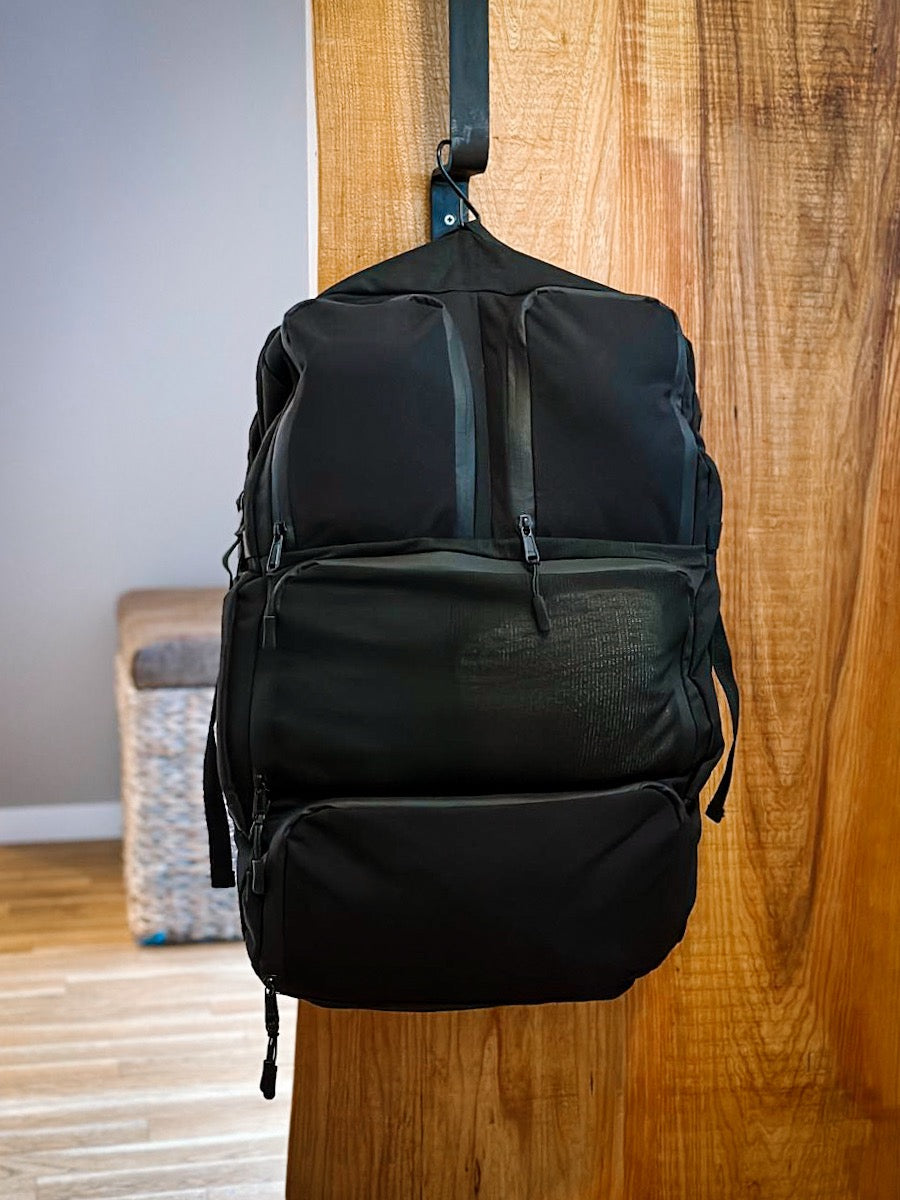 NQ1 Modularer Rucksack 35 Liter am Bahnhof